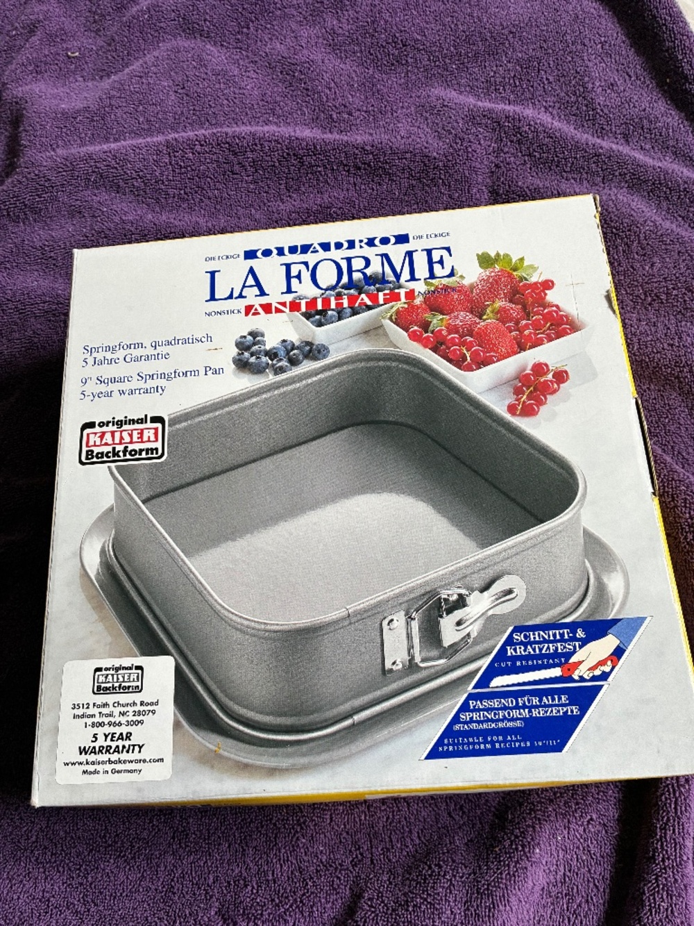 New in box Quadro LaForme Nonstick 9 inch Springform Pan